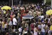 Foliões enfrentam chuva e calor no pré-carnaval de São Paulo; veja previsão