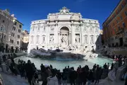 Fontana di Trevi em Roma começa a cobrar entrada de turistas para combater superlotação