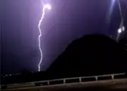 Fortaleza sofre com alagamentos após intensa chuva e mais de 20 mil raios no Ceará