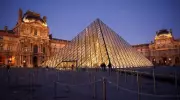 Fraude milionária em ingressos do Louvre e Versalhes leva à prisão de nove suspeitos