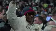 Fãs enlouquecem com presença de Snoop Dogg em jogo do Swansea no País de Gales