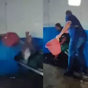 Funcionário terceirizado joga água em homem dormindo em frente a hospital de Ji-Paraná