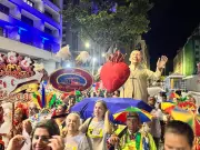 Galo da Madrugada recebe coração em homenagem a Dom Helder Câmara em cortejo histórico no Recife