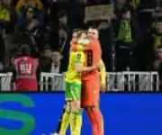 Goleiro francês simula lesão para permitir pausa do Ramadã durante partida