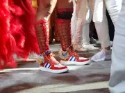 Gracyanne Barbosa desfila de tênis na União da Ilha após cirurgia no joelho