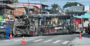 Grupo armado incendeia ônibus na Zona Sul de SP e causa apagão na região