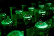 Heineken Anuncia Corte de Até 6.000 Empregos e Reduz Previsão de Lucros para 2026