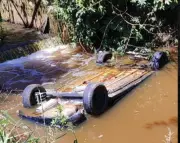 Homem de 36 anos é encontrado morto dentro de carro que caiu em rio no Sul de Minas Gerais