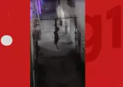 Homem fica preso em grade de prédio ao tentar fugir após invasão em bairro nobre de Salvador
