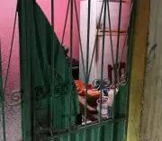 Homem invade casa de vizinho quebrando porta com faca em Rorainópolis