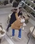 Homem é preso após atacar mulheres muçulmanas em shopping de Foz do Iguaçu por intolerância religiosa