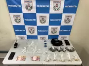 Homem preso e dois adolescentes apreendidos por tráfico de drogas em Volta Redonda