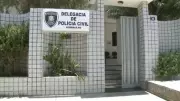 Homem preso por estupro de vulnerável e mãe da vítima indiciada no Sertão da Paraíba