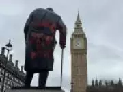 Homem é preso por pichar estátua de Churchill com frases pró-Palestina em Londres