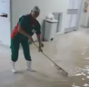 Hospital Geral de Nova Iguaçu é inundado após galeria transbordar durante fortes chuvas