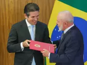 Hugo Motta sinaliza apoio a Lula e prioriza regulação de trabalho por aplicativo