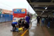 Idoso fica ferido após ser prensado por ônibus em terminal de Campo Grande