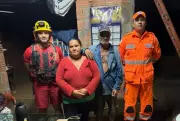 Idoso fica ilhado em contêiner após 'cabeça d'água' em Montes Claros e resgata esposa e filhotes