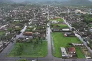 Imagens aéreas revelam Peruíbe submersa após chuvas intensas; quase 500 desalojados