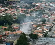 Incêndio consome residência no bairro São Gabriel, em Campinas, nesta segunda-feira