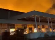 Incêndio de grandes proporções atinge centro de distribuição em Arujá, na Grande São Paulo