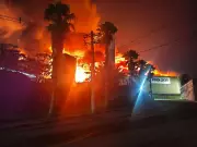 Incêndio de grandes proporções em empresa de Arujá persiste por mais de 12 horas