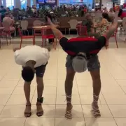 Influenciador com tornozeleira volta à prisão após vídeo dançando em shopping viralizar