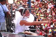 Ivete Sangalo estende desfile e brinca com foliões no circuito Osmar em Salvador