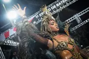 Iza, rainha de bateria da Imperatriz, celebra energia única dos ensaios de rua