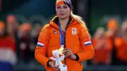 Jake Paul chora ao ver noiva Jutta Leerdam conquistar ouro olímpico na patinação