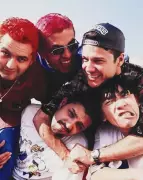 Jaqueta dos Mamonas Assassinas é encontrada intacta durante exumação de Dinho em Guarulhos