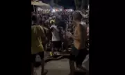 Jovem é brutalmente espancado caído no chão durante briga generalizada no Carnaval de Campos