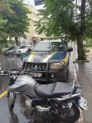Jovem de 19 anos é presa com moto adulterada após ultrapassagem proibida em Volta Redonda