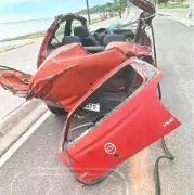 Jovem de 20 anos sofre ferimentos graves após capotar veículo na RJ-106 em Araruama