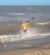 Jovens são arrastados por correnteza na praia de Grussaí e são resgatados por salva-vidas