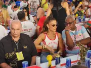 Juliana Paes celebra Viradouro com emoção genuína e homenagem a Mestre Ciça