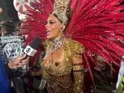 Juliana Paes homenageia musas de Mestre Ciça com fantasia 'Brilho eterno da rainha' na Viradouro