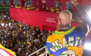 Léo Santana pede a Ancelotti convocação de Neymar durante carnaval em Salvador