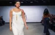 Londres desafia padrões da moda e celebra corpos reais na London Fashion Week