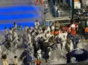 Lula invade pista de desfile da Acadêmicos de Niterói e posa com bandeira do Carnaval