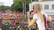 Luísa Sonza estreia no carnaval de BH com multidão no Bloco dos Gêmeos