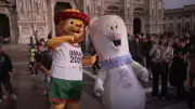 Mascotes Tina e Ayô realizam passagem simbólica da tocha olímpica na Itália