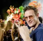 Matt Smith, de The Crown, perde a timidez e dança na Sapucaí no segundo dia de Carnaval