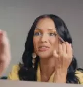 Maxiane transforma críticas por maquiagem roxa em campanha publicitária após BBB 26