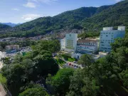 Menina de 5 anos esquecida em carro sob sol forte é entubada em SC