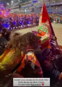 Mestre-sala e porta-bandeira da Grande Rio levam pavilhão até Paolla Oliveira na Sapucaí