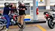 Militar do Exército agride motociclista com tapa e arma em posto de combustíveis no Rio