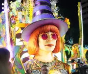 Mocidade Independente homenageia Rit Lee com desfile arco-íris na Sapucaí