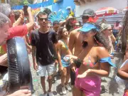 Morador de Olinda vira atração com ventilador 'público' para aliviar calor dos foliões