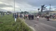 Moradores fecham RJ-140 com pneus em chamas em protesto pós-chuvas em São Pedro da Aldeia